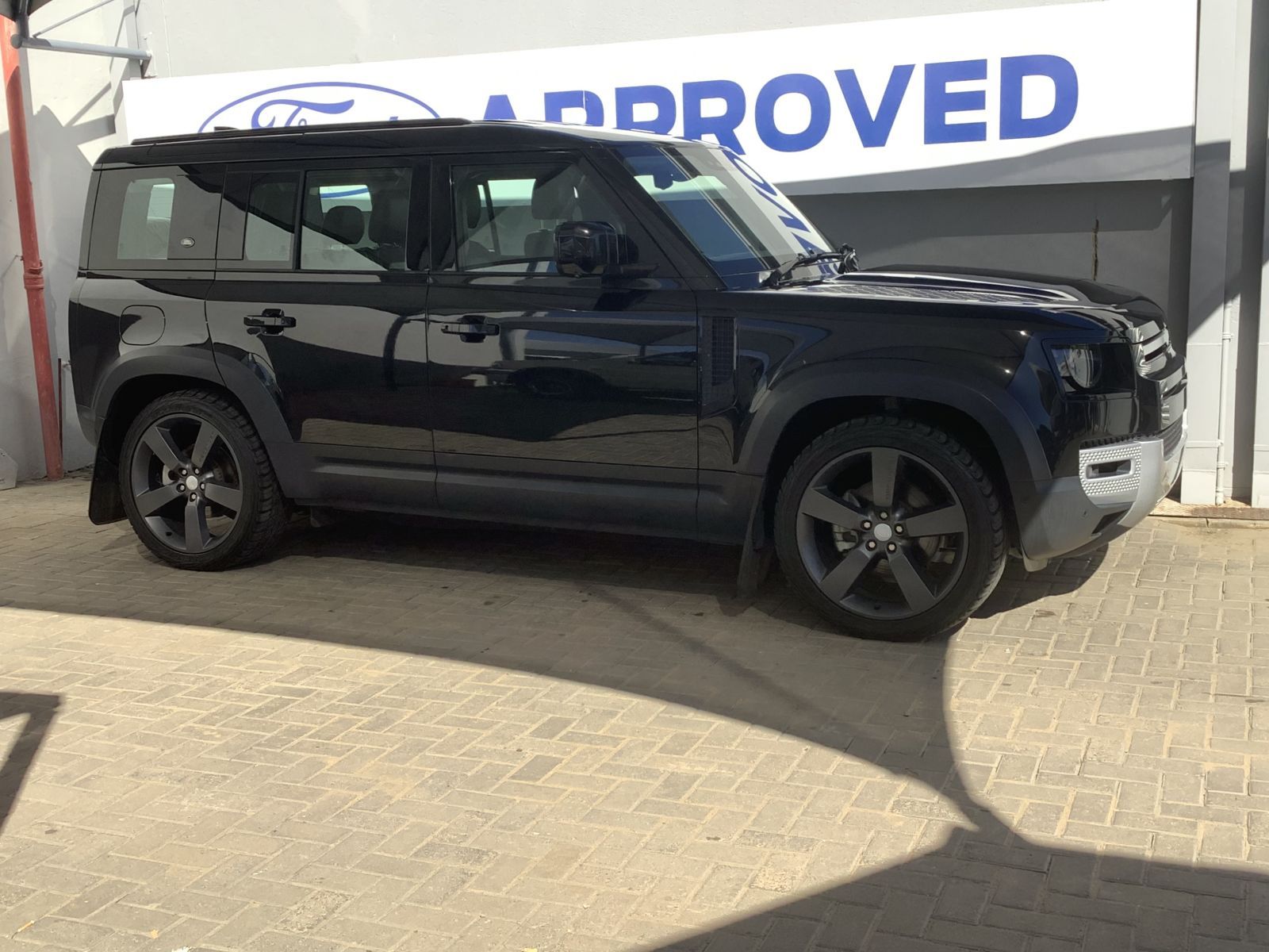 2020 Land Rover Defender photo 1