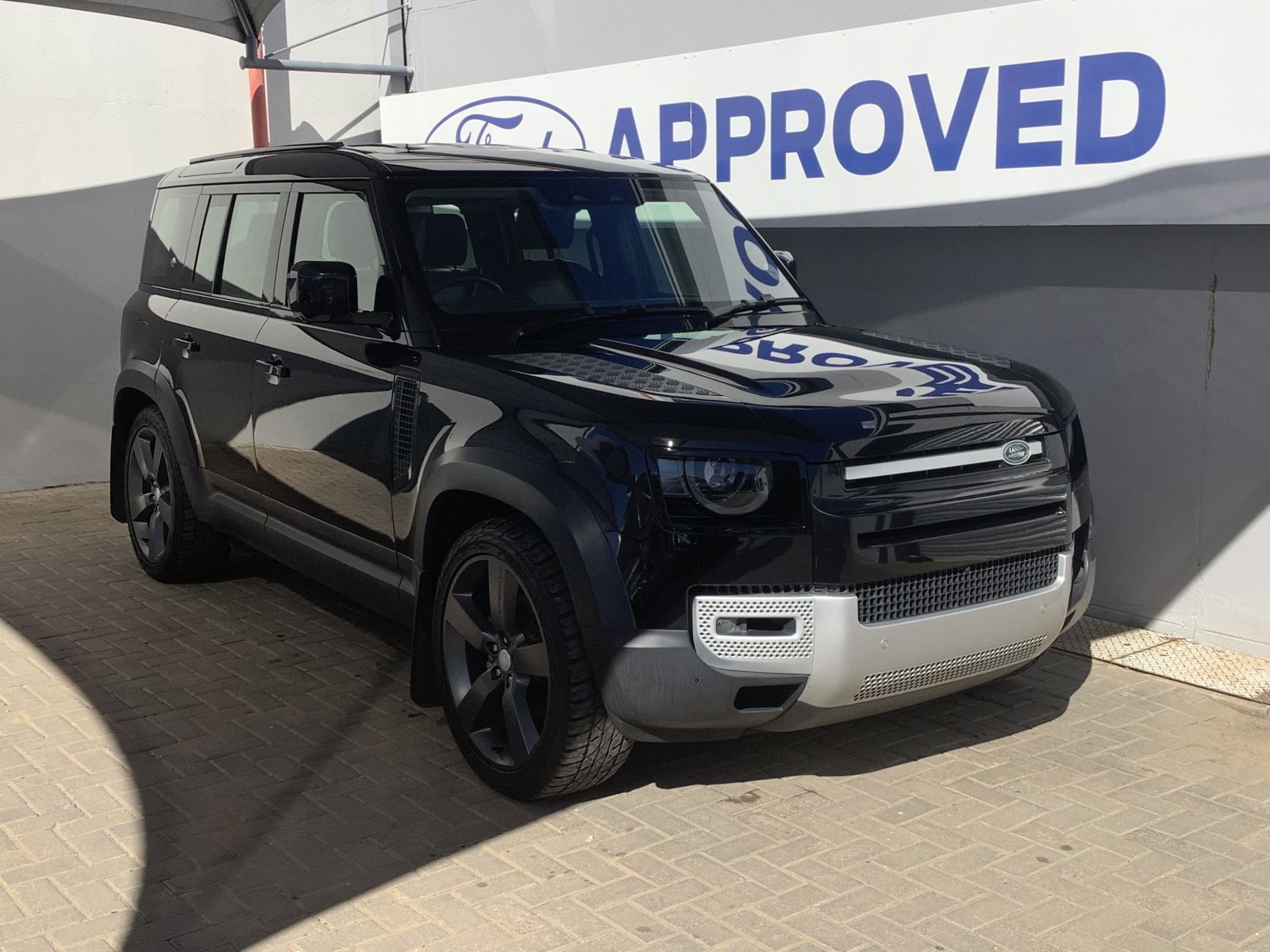 2020 Land Rover Defender photo 2