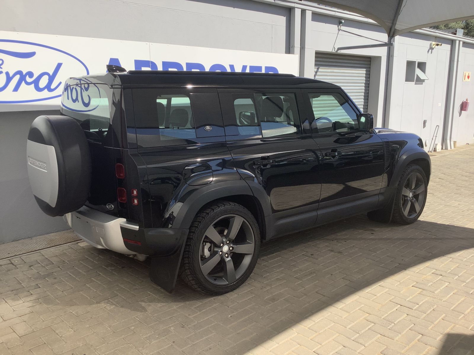 2020 Land Rover Defender photo 4