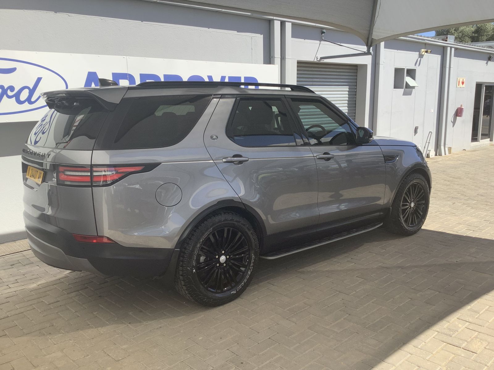 2021 Land Rover Discovery photo 3