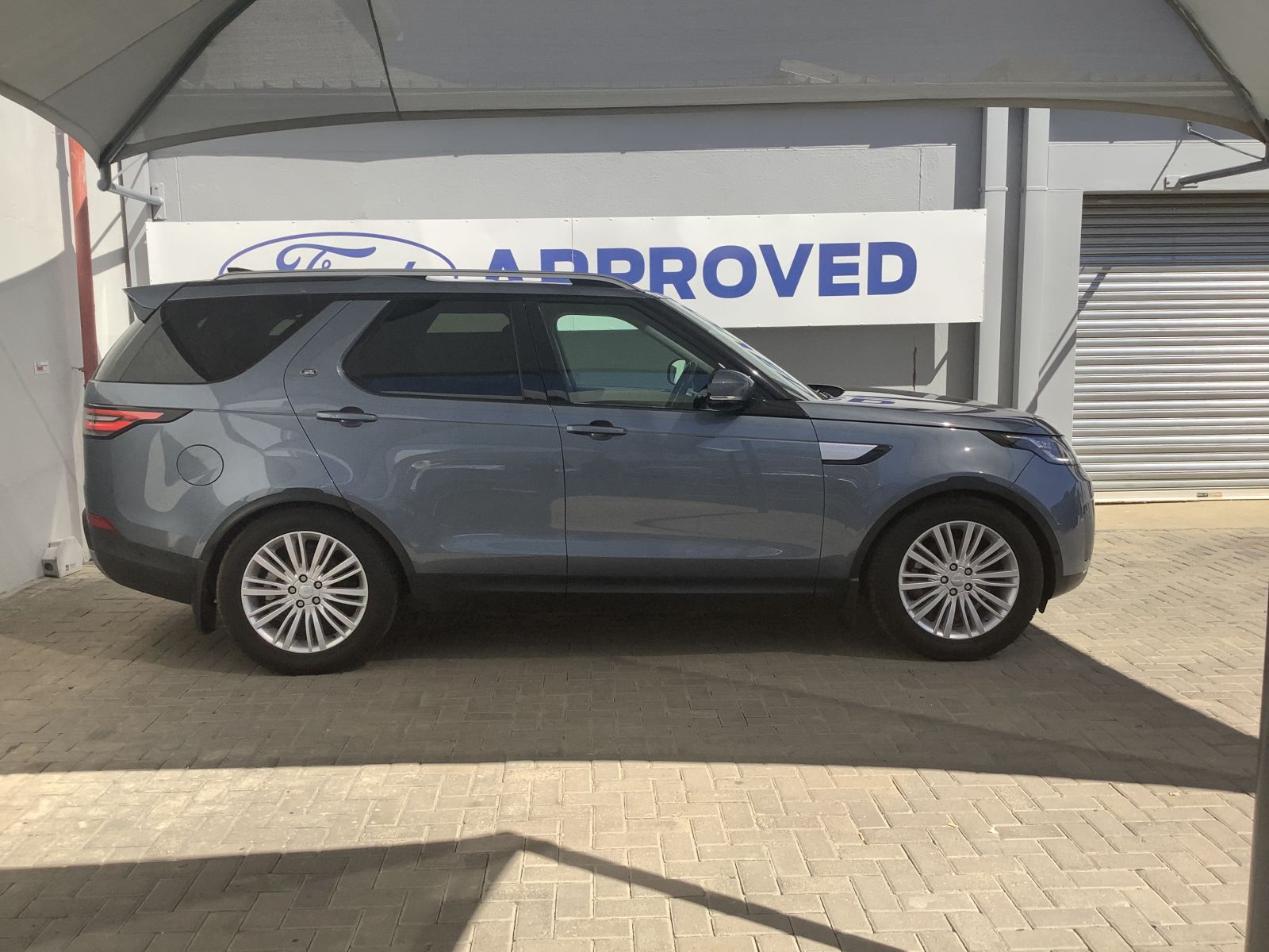 2020 Land Rover Discovery photo 1
