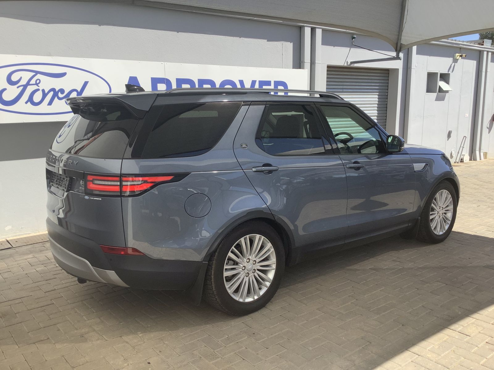 2020 Land Rover Discovery photo 2
