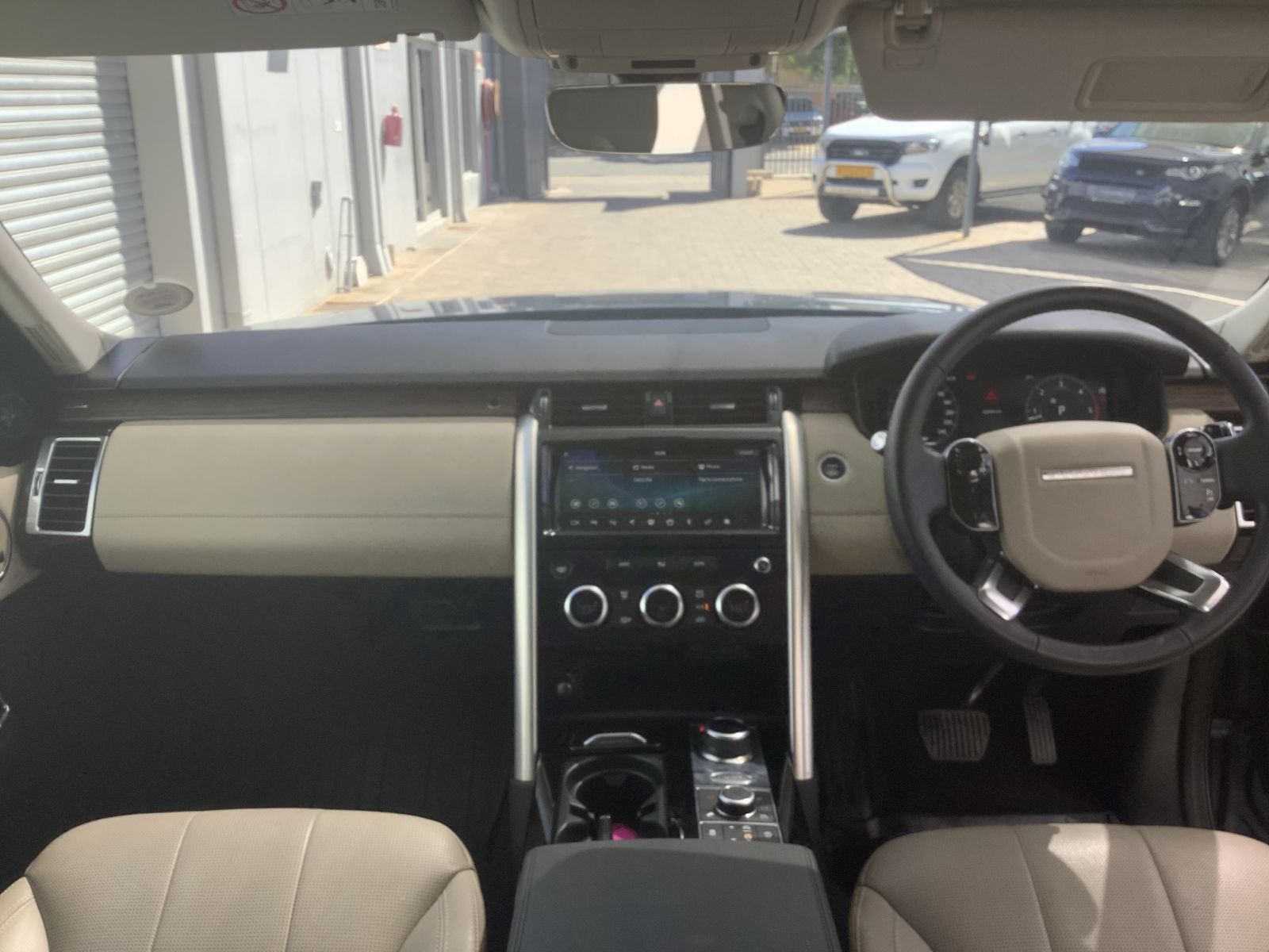 2020 Land Rover Discovery photo 6