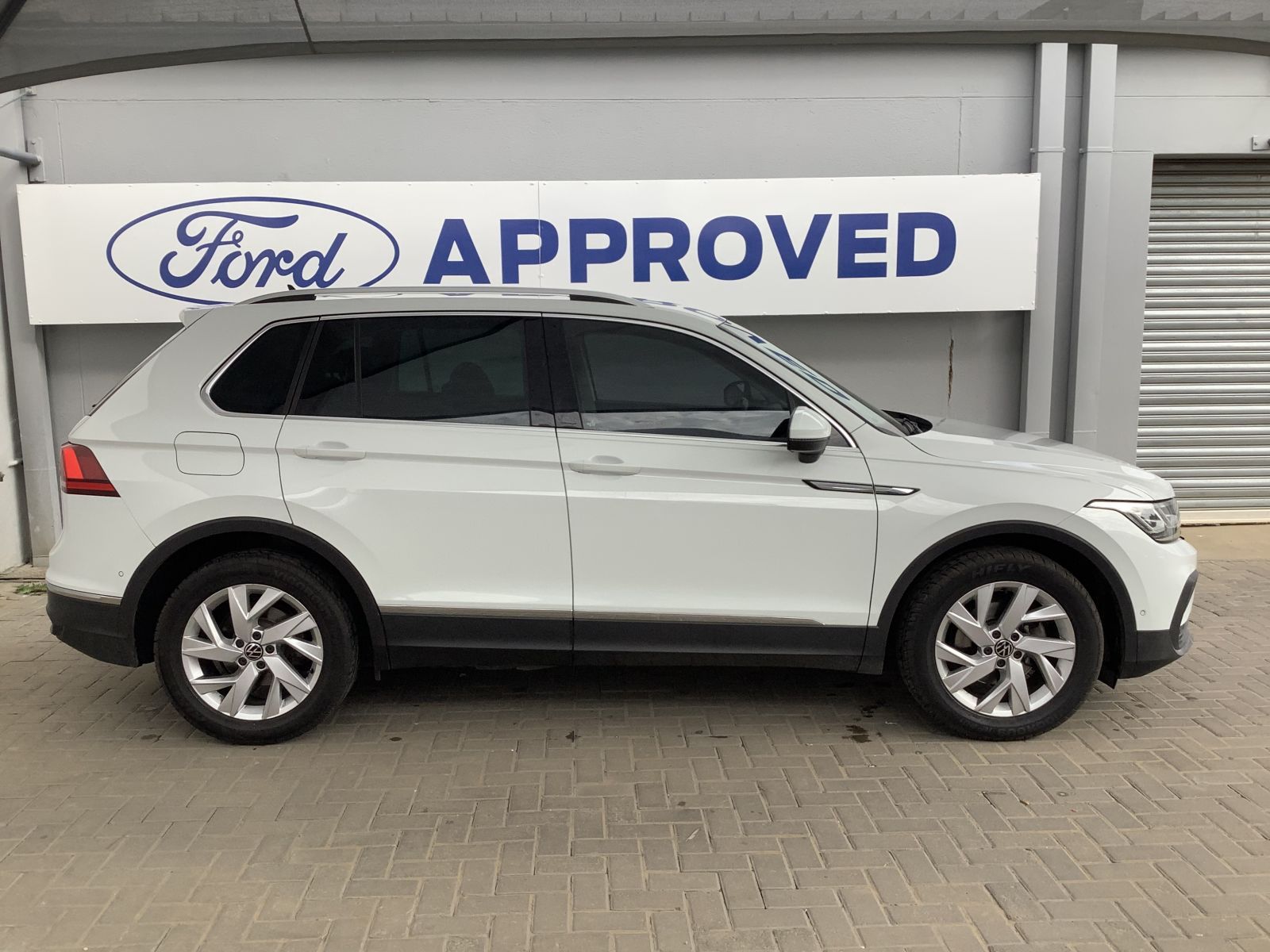 2023 Volkswagen Tiguan photo 1