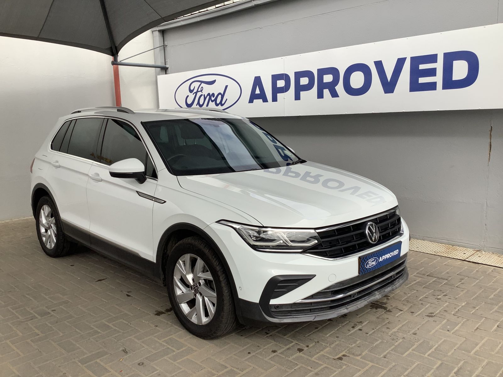 2023 Volkswagen Tiguan photo 3