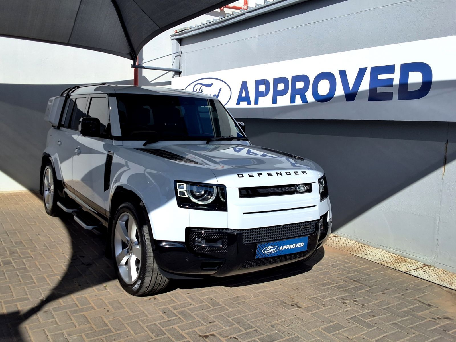 2023 Land Rover Defender photo 2