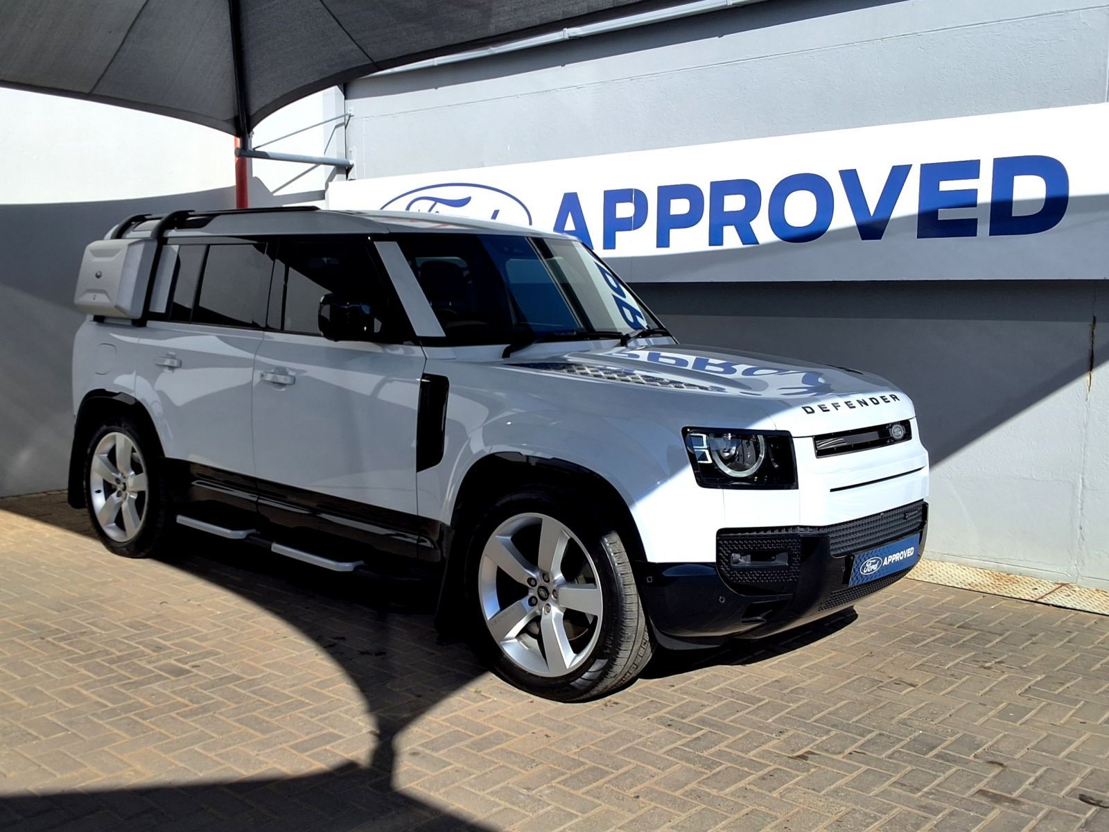 2023 Land Rover Defender photo 3