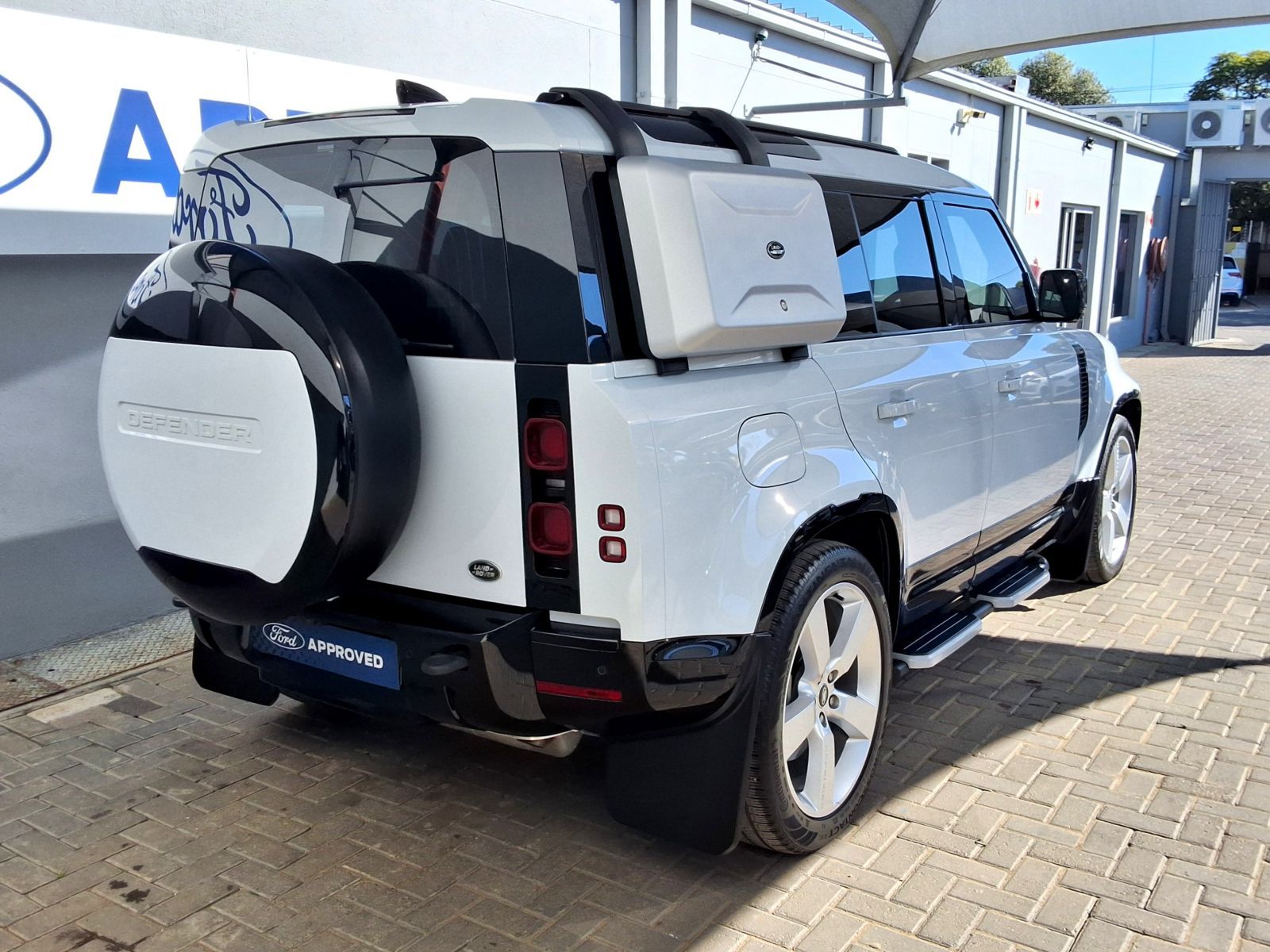 2023 Land Rover Defender photo 4
