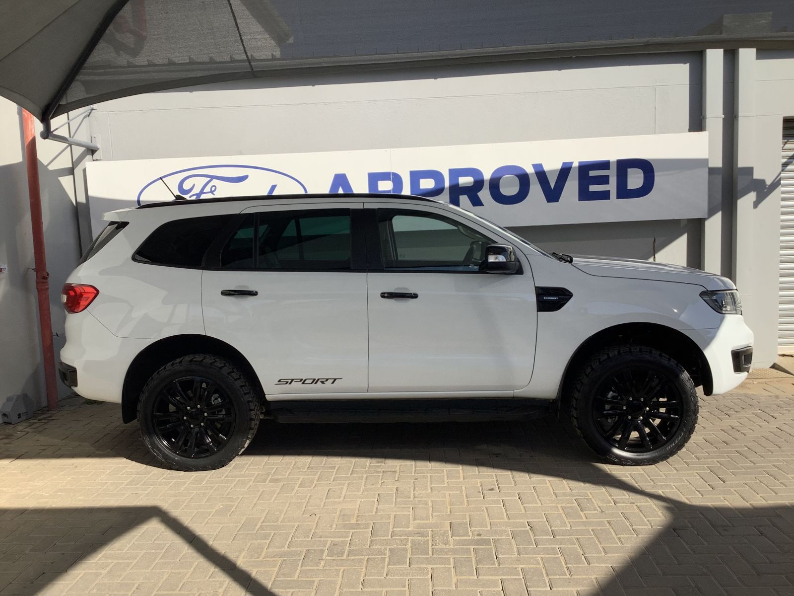 2022 Ford Everest photo 1
