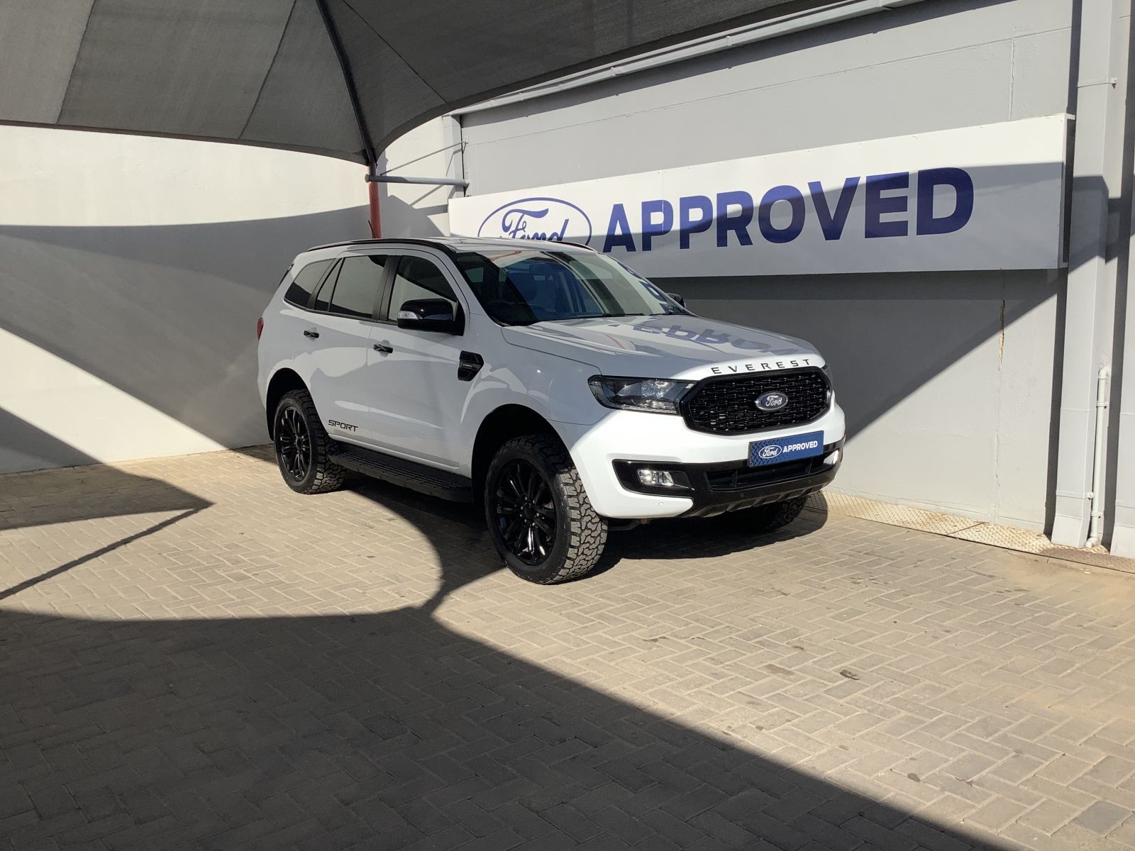 2022 Ford Everest photo 2