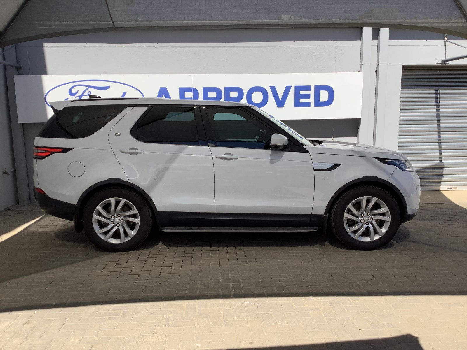 2017 Land Rover Discovery photo 1