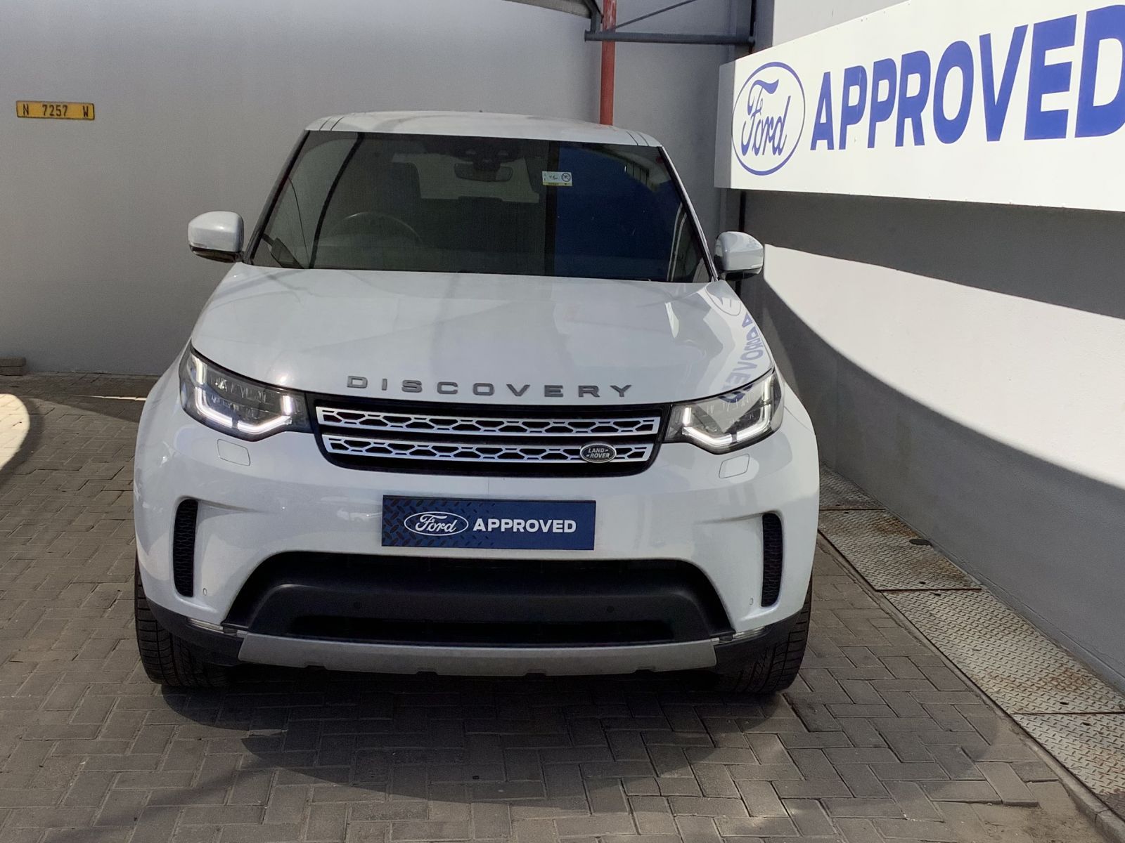 2017 Land Rover Discovery photo 3