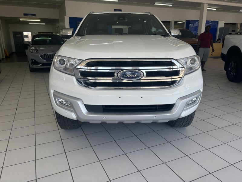 2016 Ford Everest photo 2
