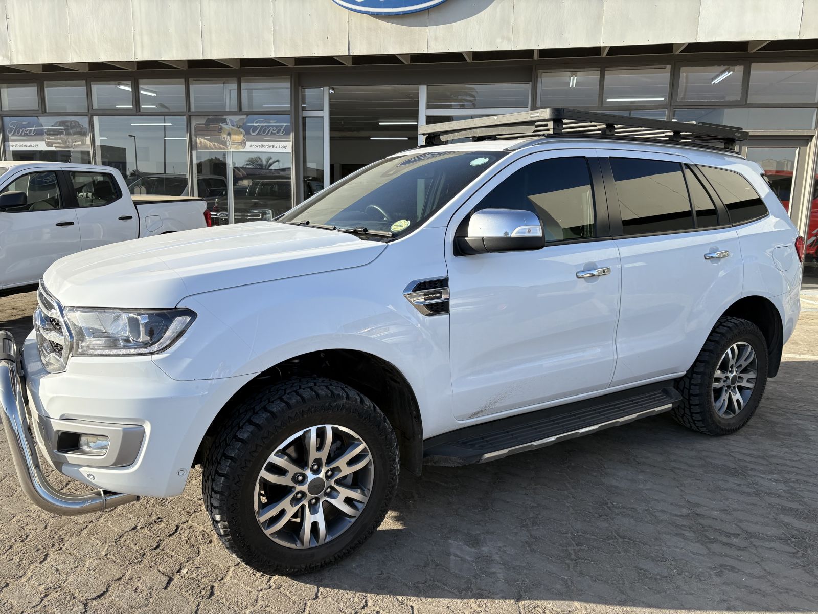 2022 Ford Everest photo 2