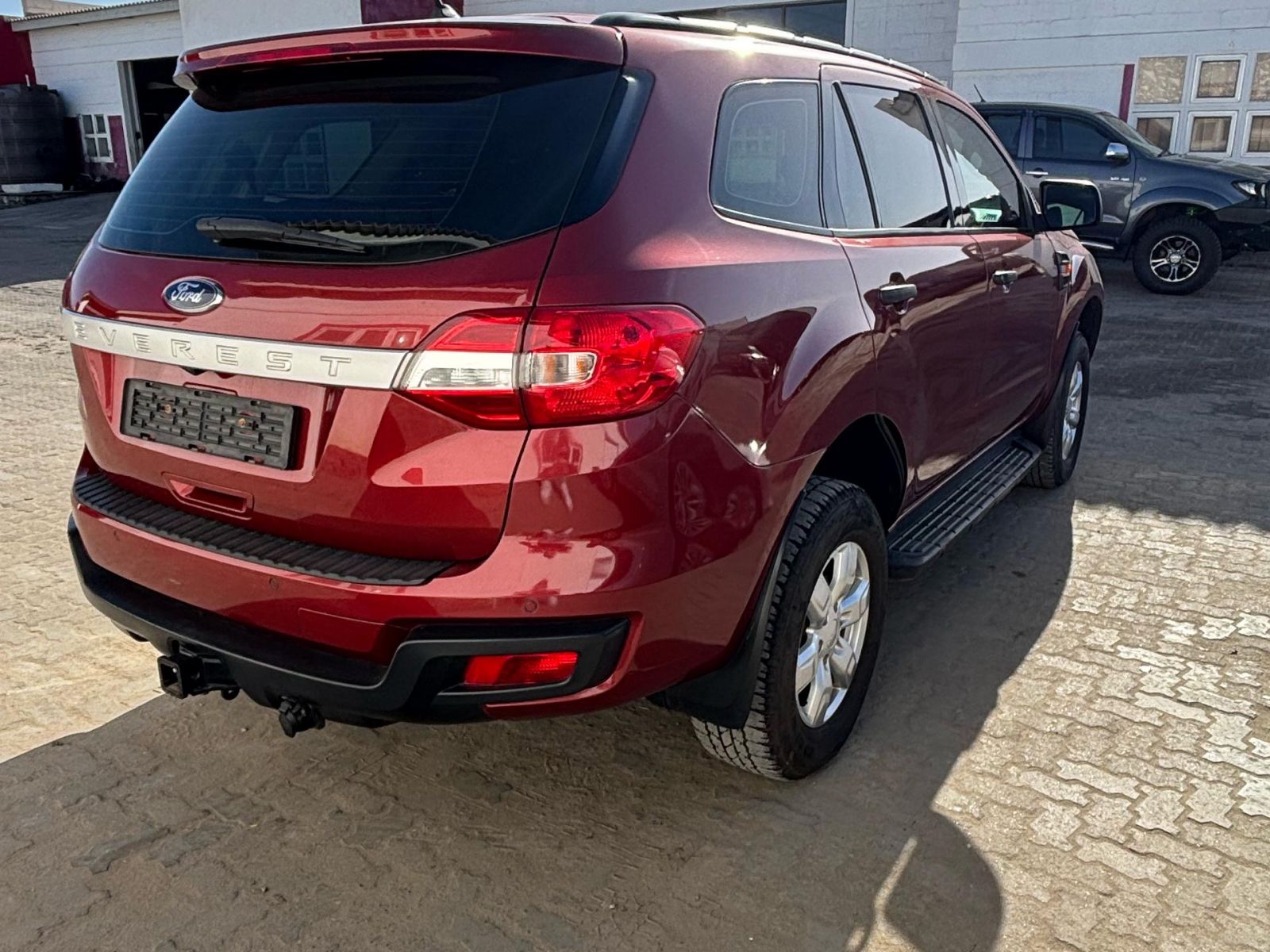 2018 Ford Everest photo 2