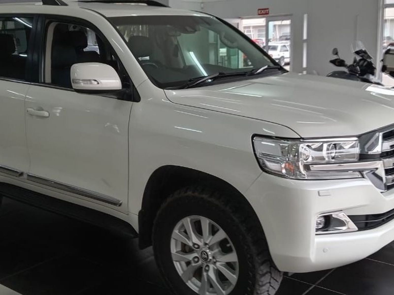 2018 Toyota Land Cruiser photo 1