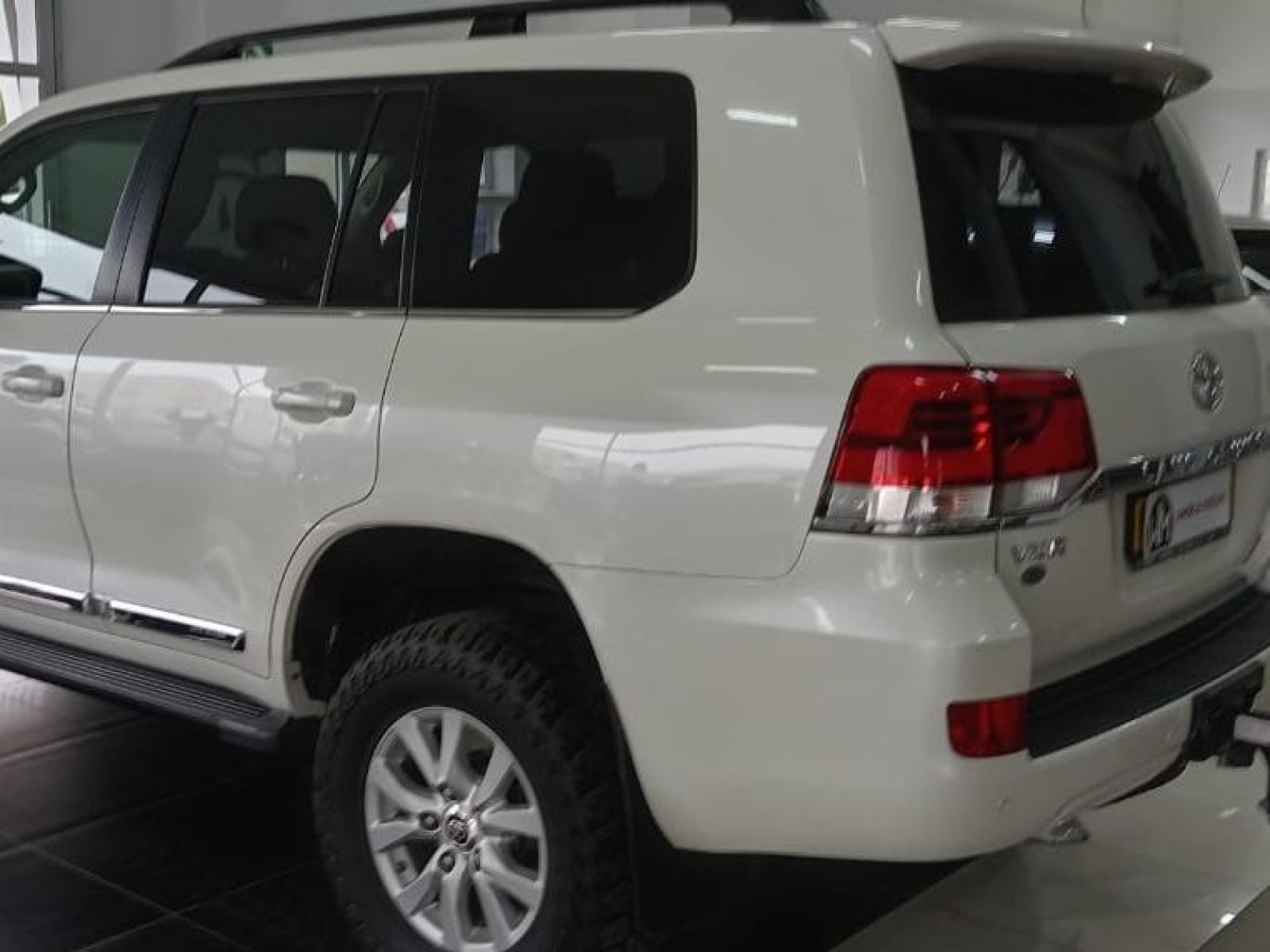 2018 Toyota Land Cruiser photo 3