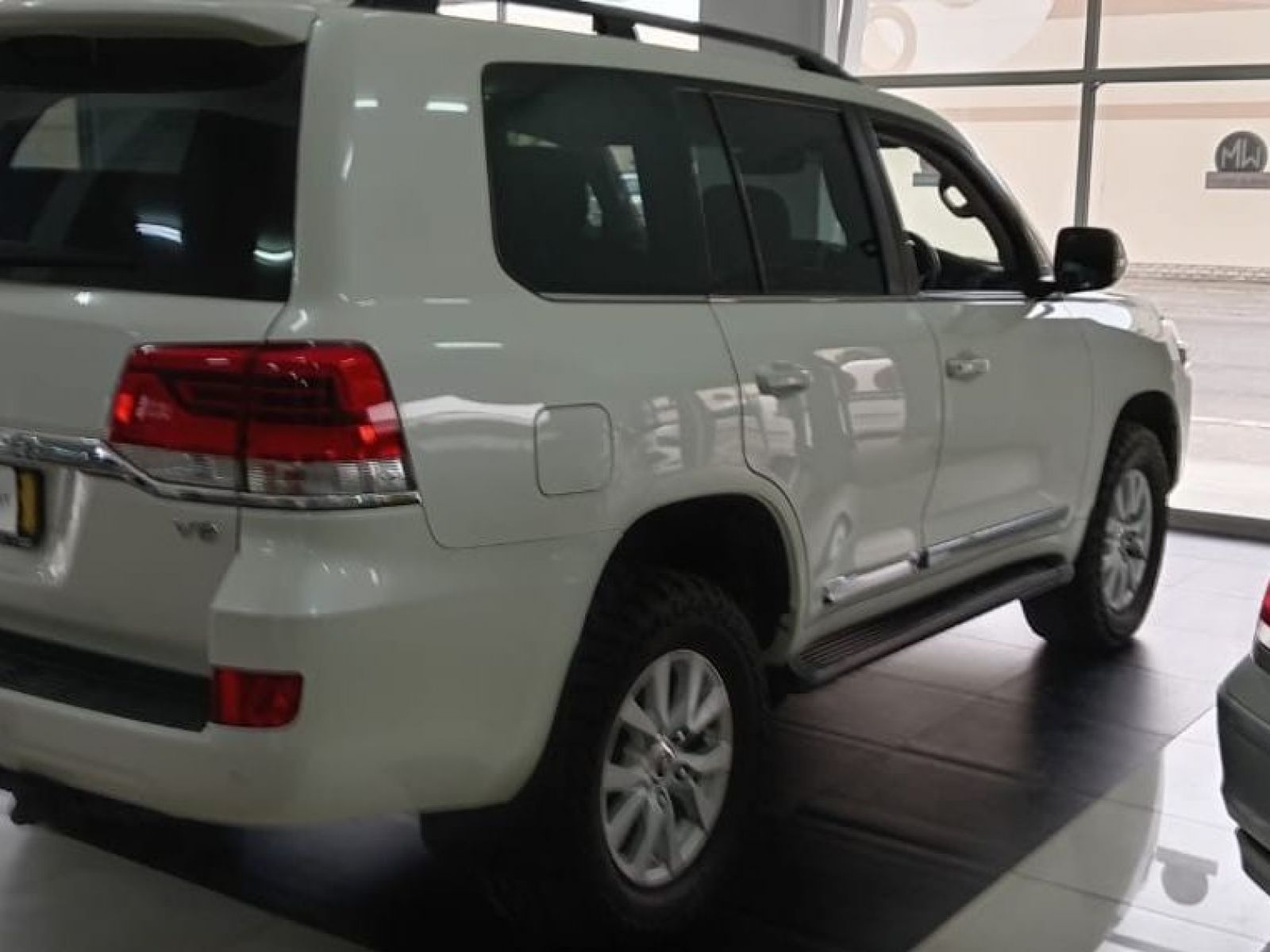 2018 Toyota Land Cruiser photo 4
