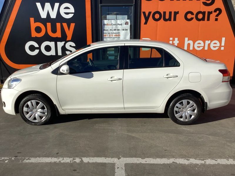 2010 Toyota Yaris photo 2