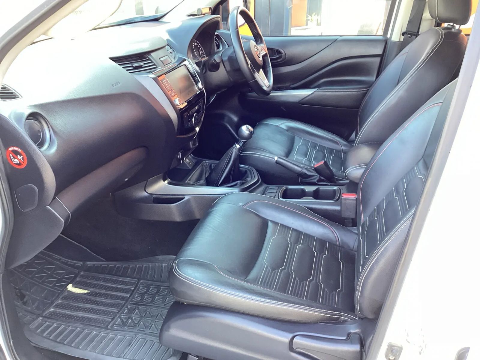 2022 Nissan Navara photo 9