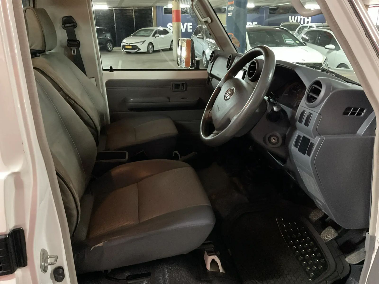 2017 Toyota Land Cruiser photo 11
