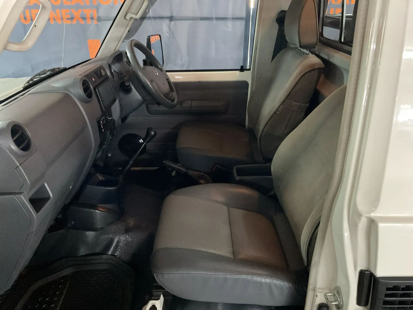 2017 Toyota Land Cruiser photo 7