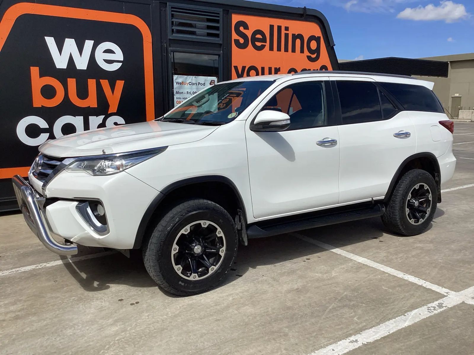 2016 Toyota Fortuner photo 1