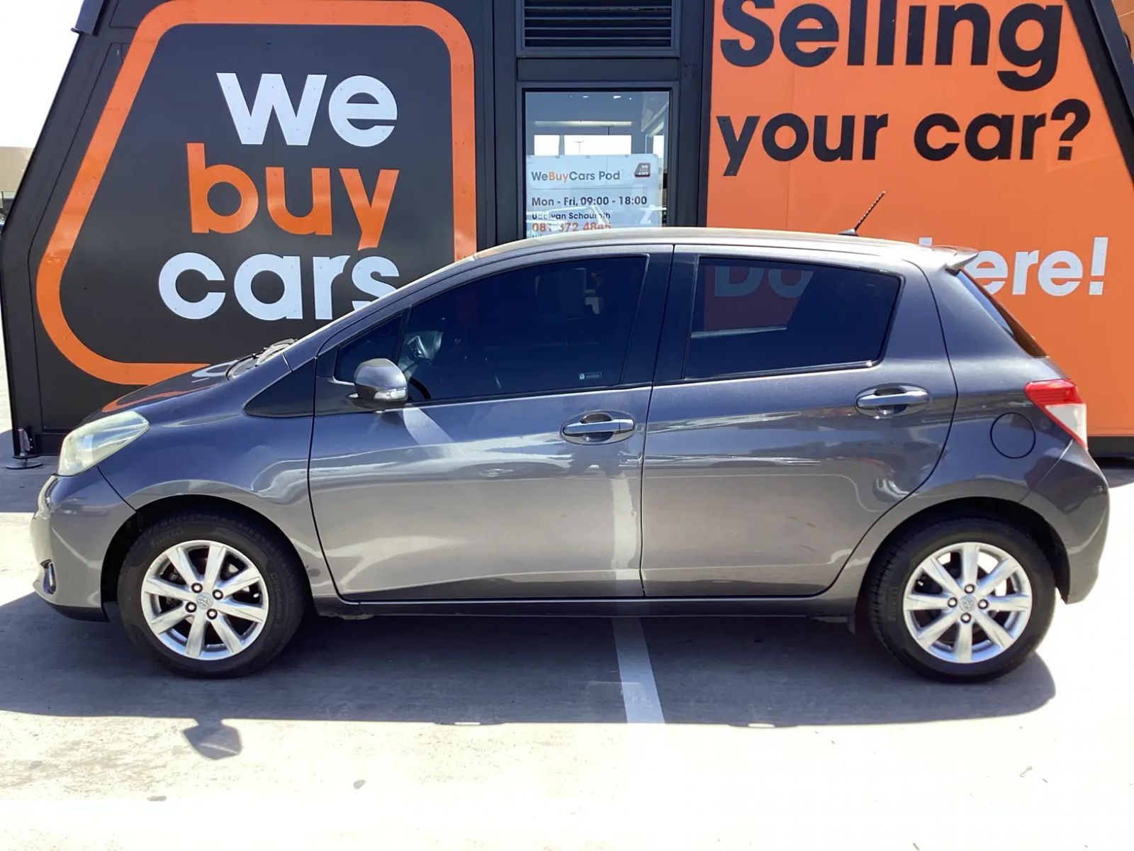 2012 Toyota Yaris photo 2