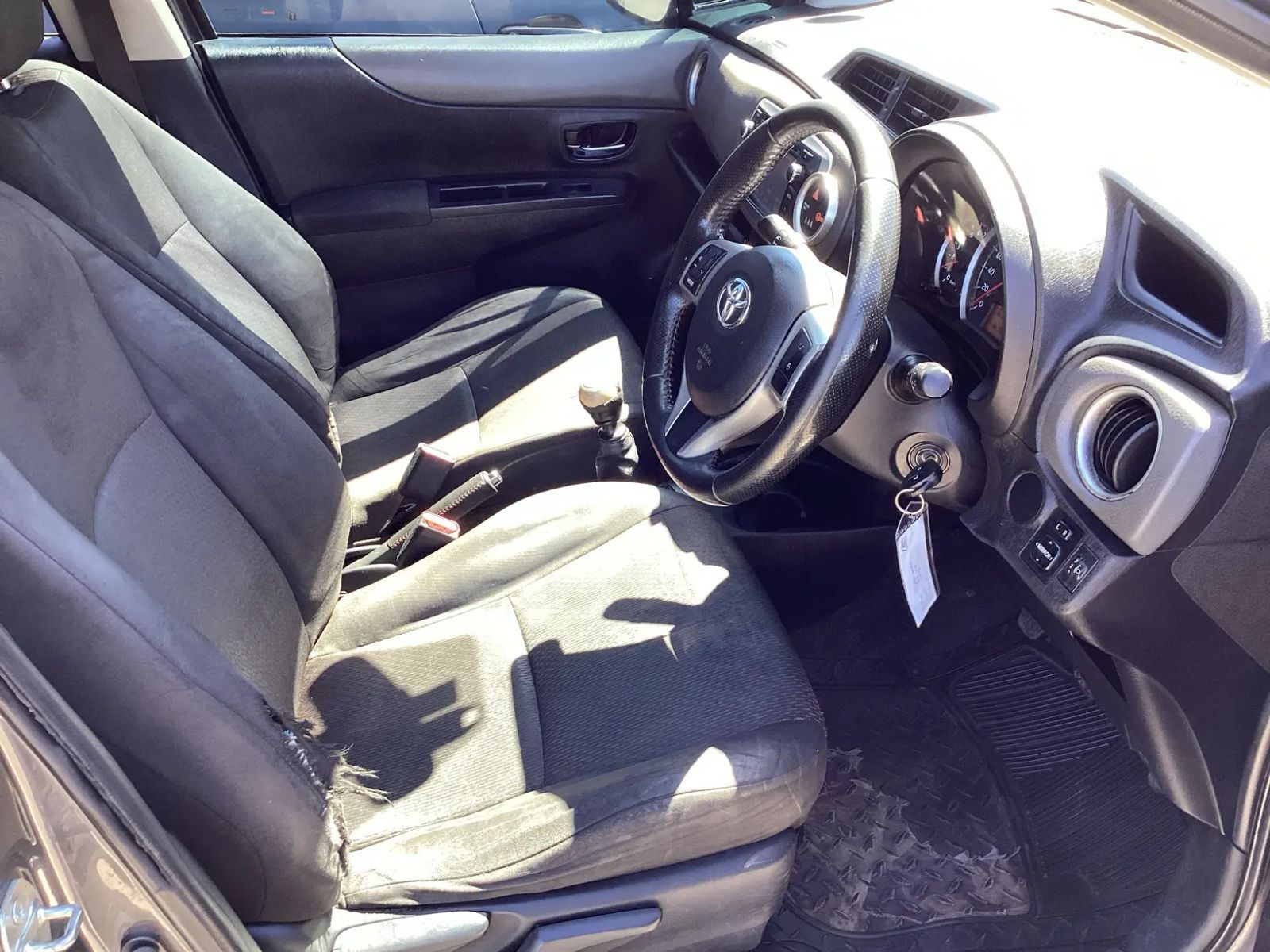 2012 Toyota Yaris photo 7