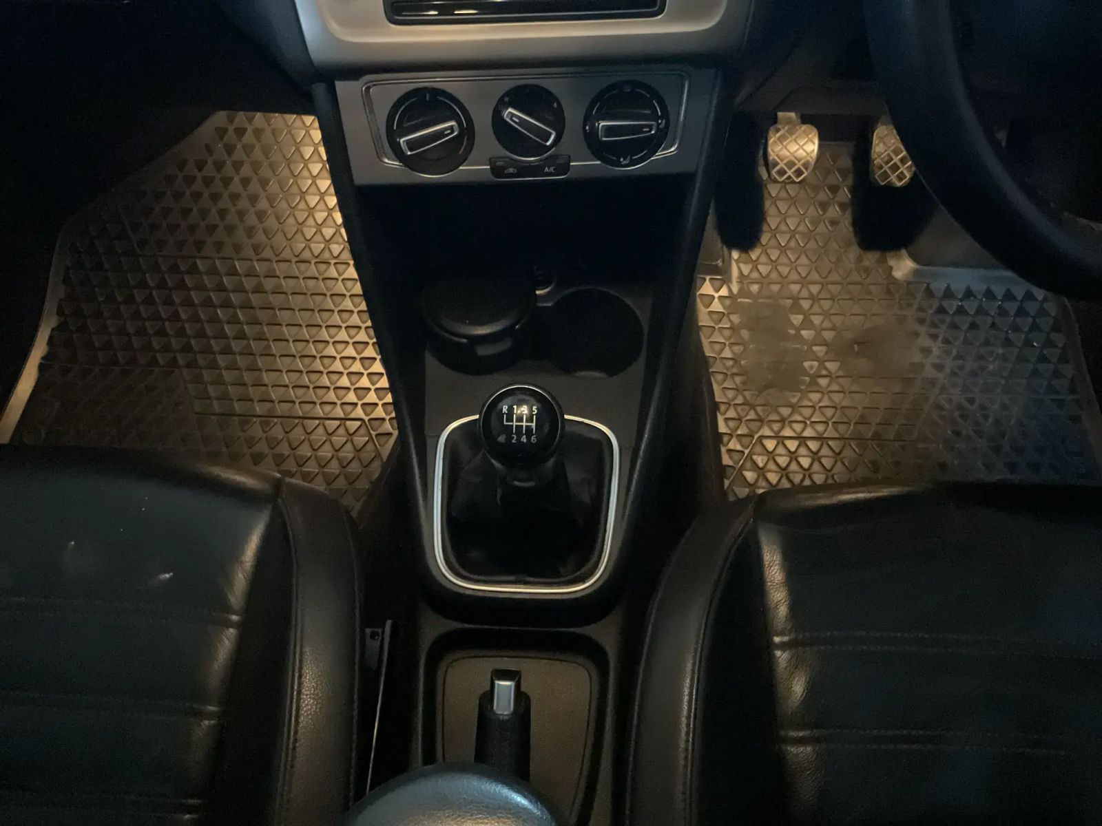2015 Volkswagen Polo photo 11