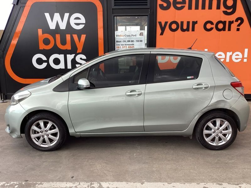 2012 Toyota Yaris photo 2