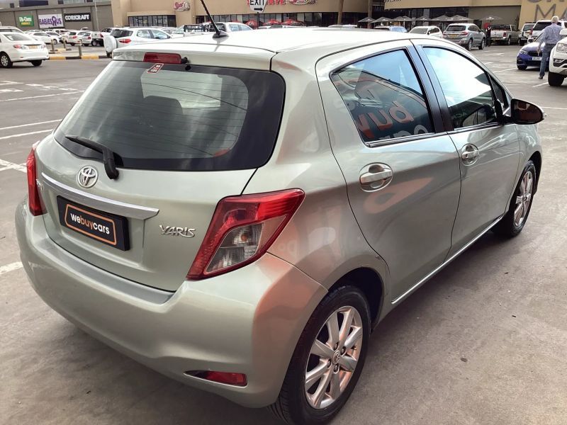 2012 Toyota Yaris photo 3