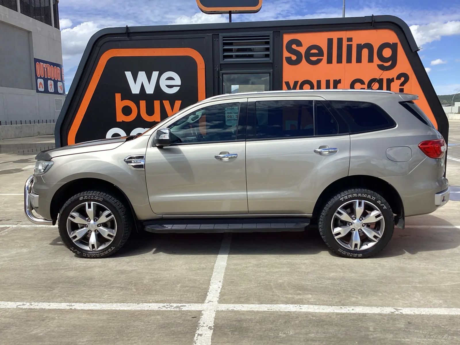 2017 Ford Everest photo 2