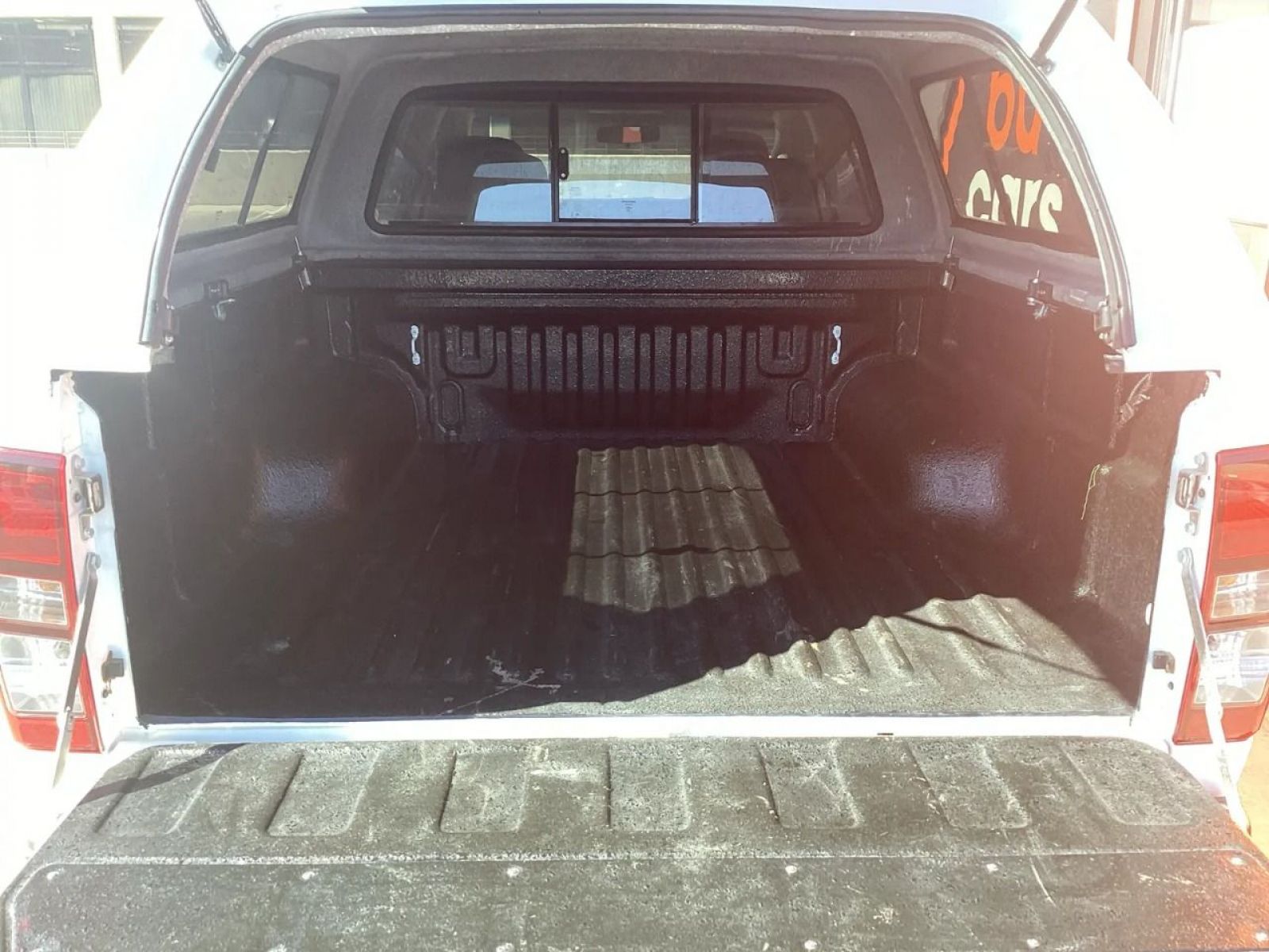2021 Isuzu D-MAX photo 4