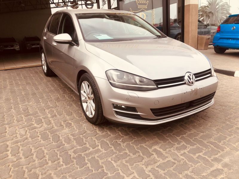 2013 Volkswagen Golf photo 2