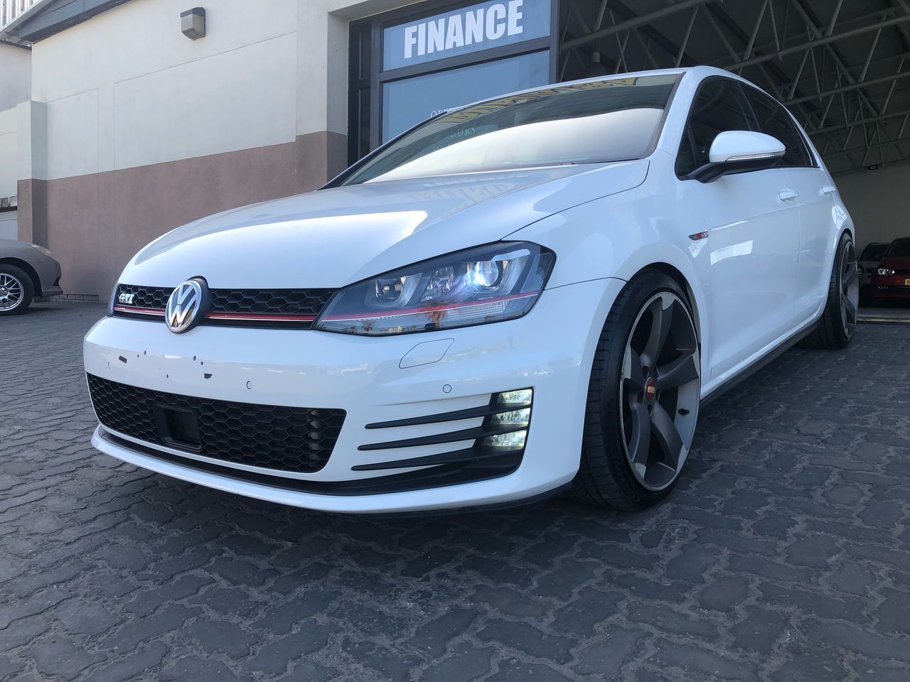 2014 Volkswagen Golf photo 2