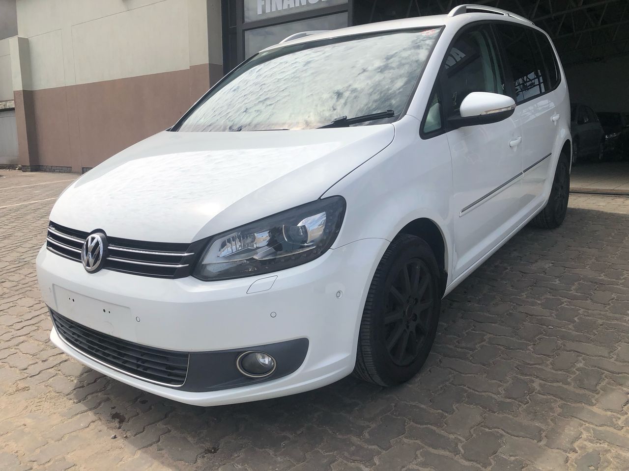 2014 Volkswagen Touran photo 2