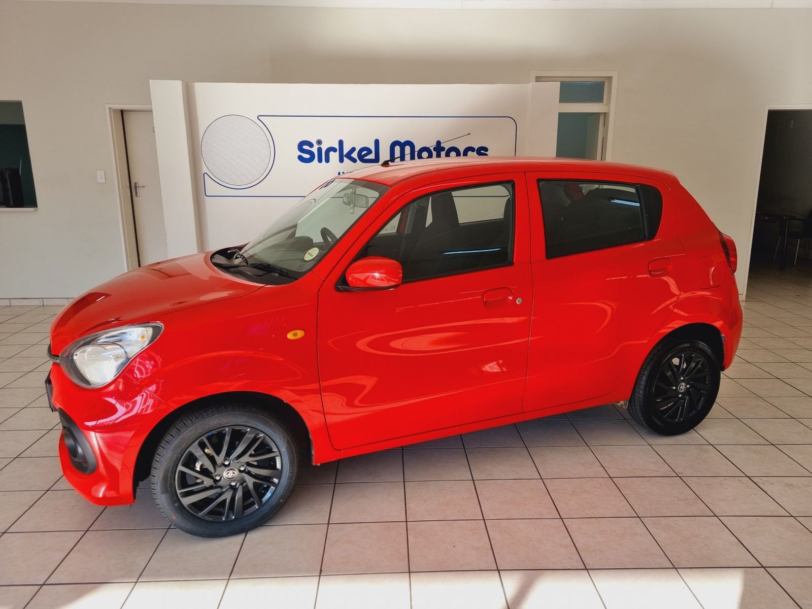 2023 Toyota Vitz photo 2