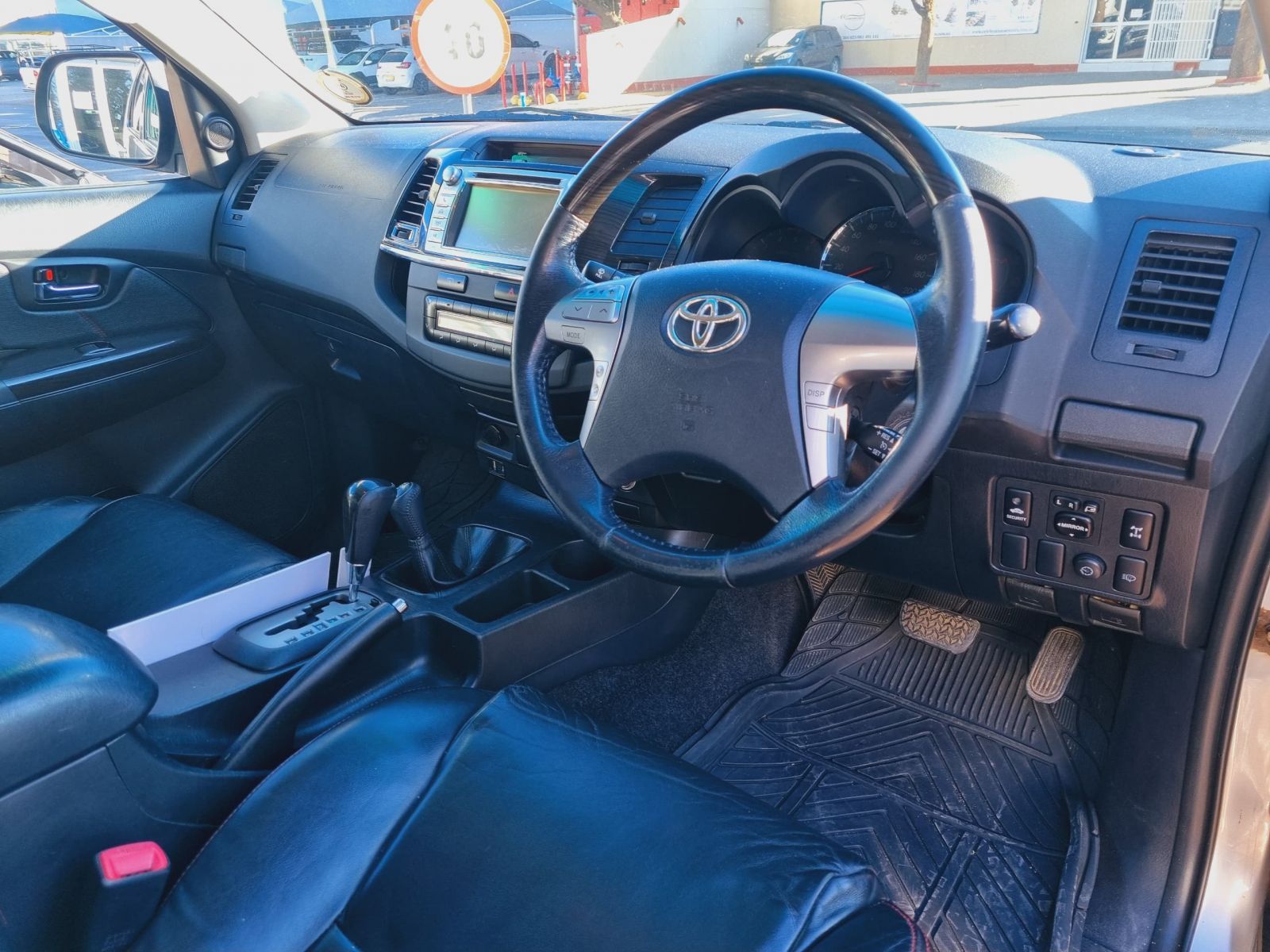 2015 Toyota Fortuner photo 8