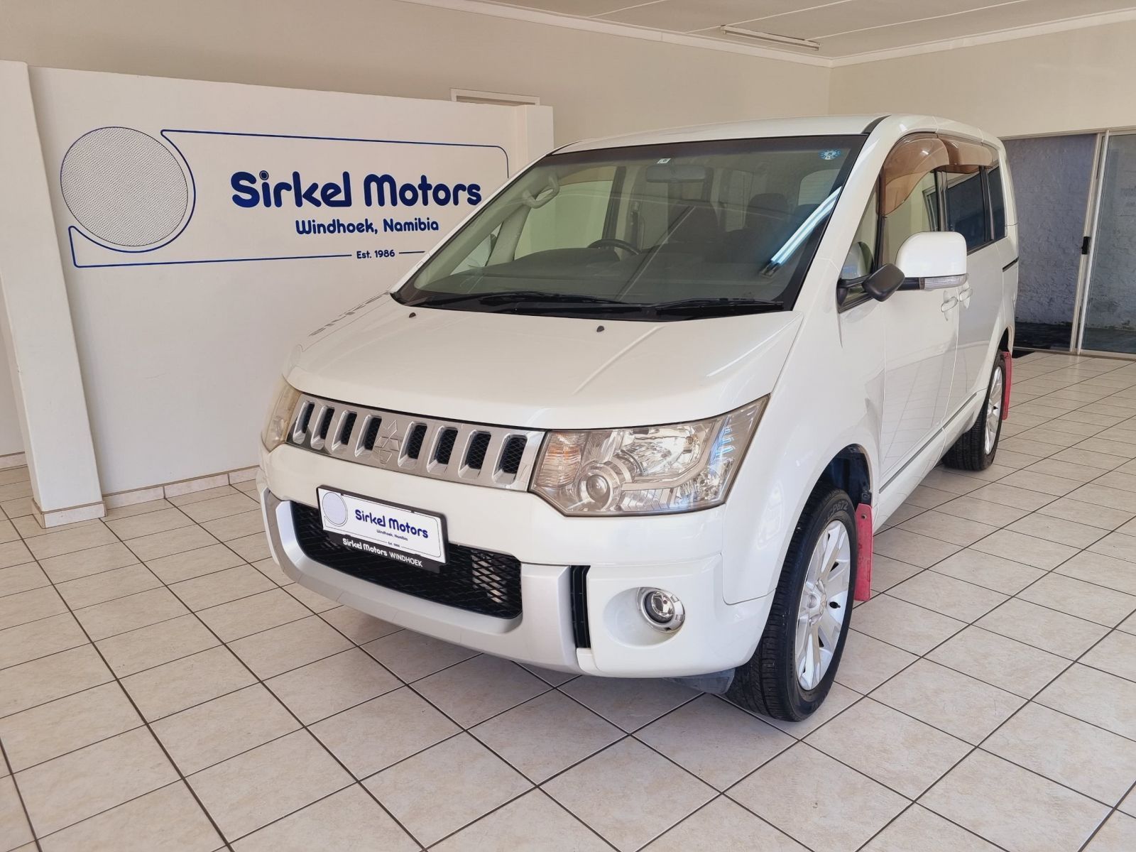 2013 Mitsubishi Delica photo 1