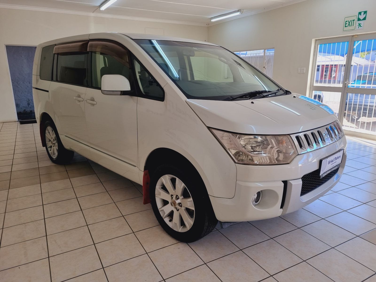 2013 Mitsubishi Delica photo 2