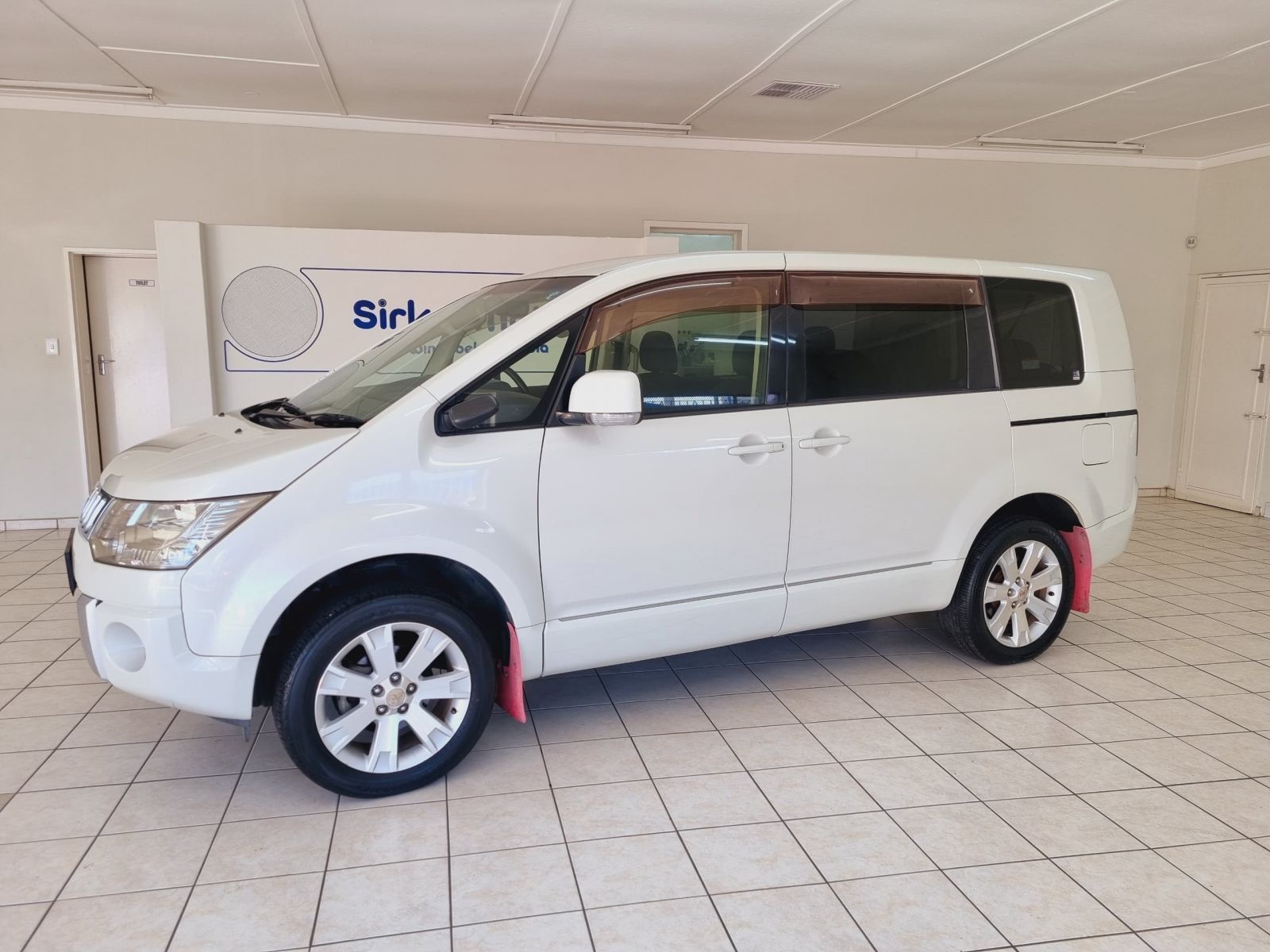 2013 Mitsubishi Delica photo 3