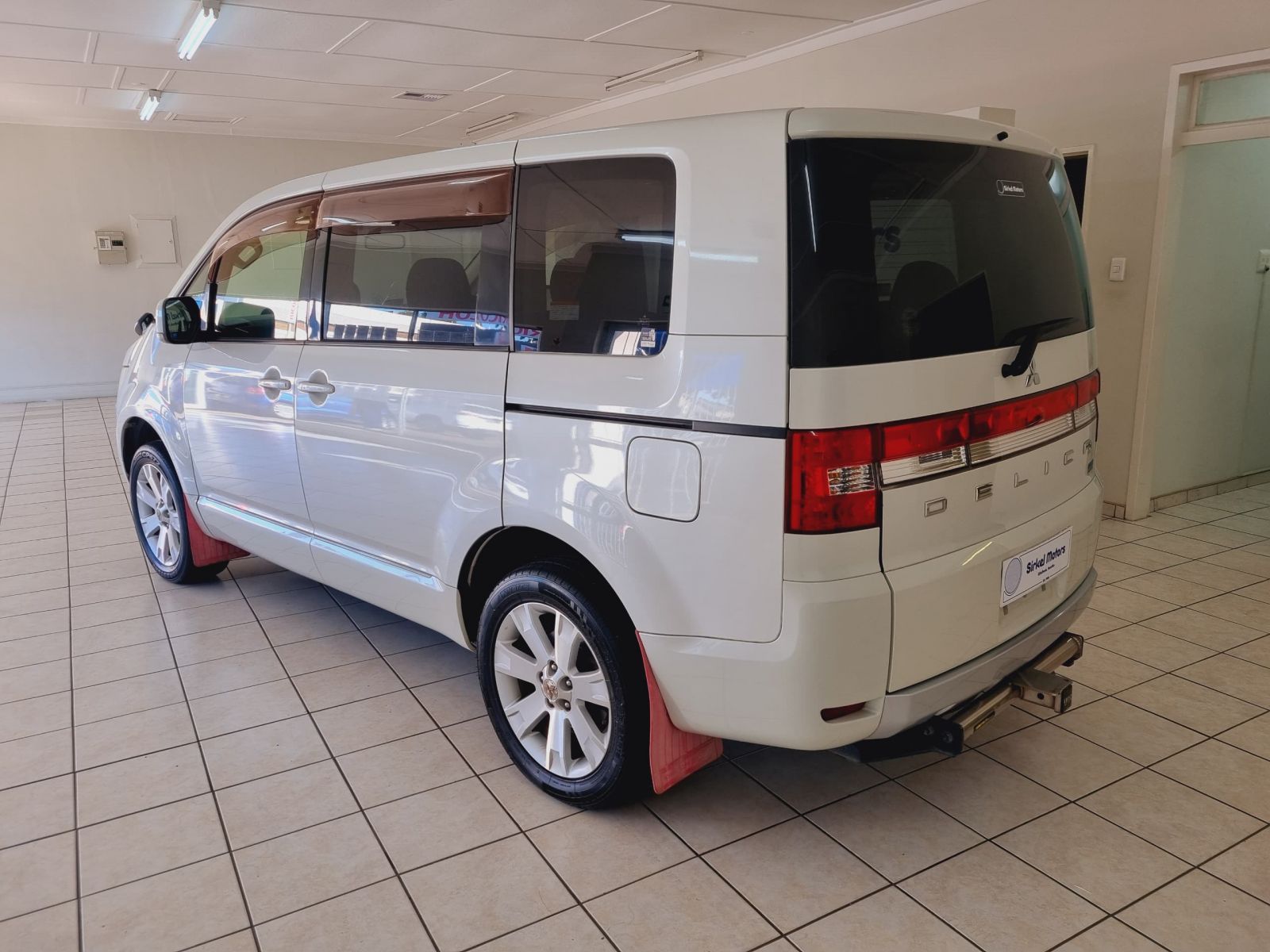2013 Mitsubishi Delica photo 4