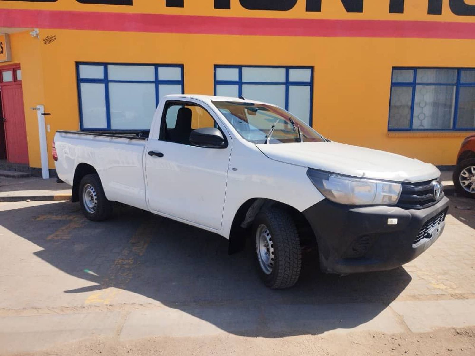 2019 Toyota Hilux photo 2
