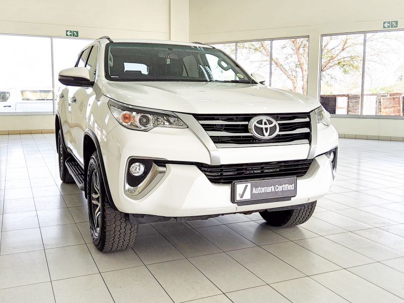 2019 Toyota Fortuner photo 2