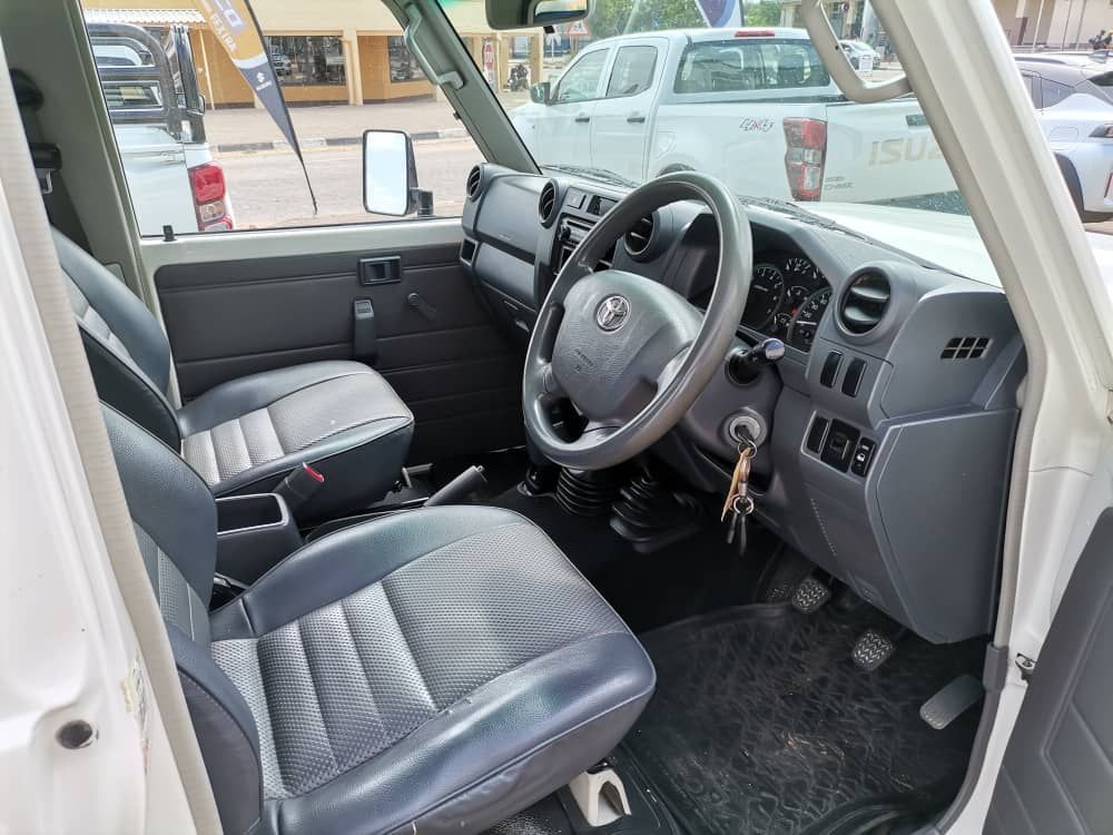 2012 Toyota Land Cruiser photo 6