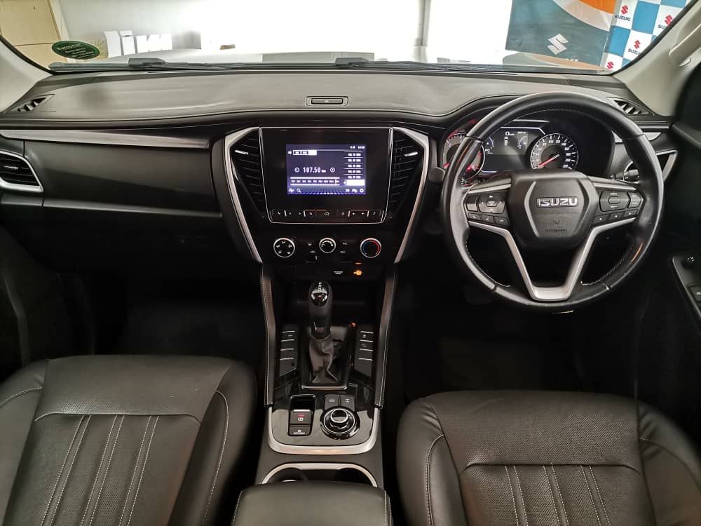 2023 Isuzu MU-X photo 11