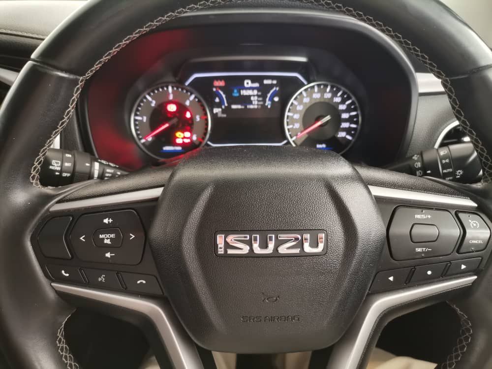 2023 Isuzu MU-X photo 12