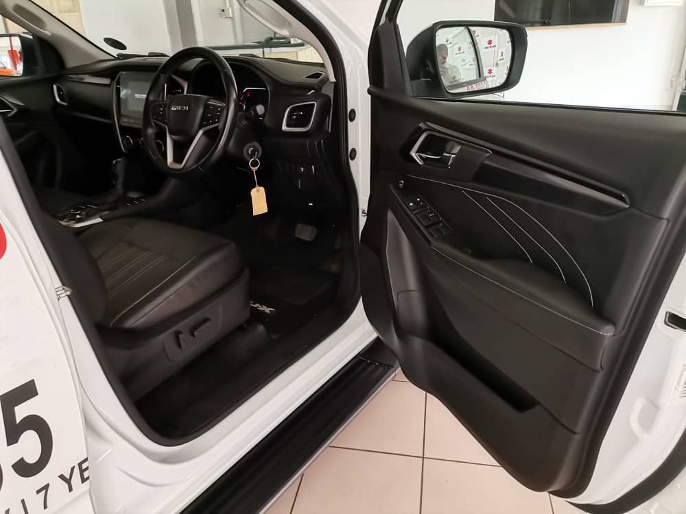2023 Isuzu MU-X photo 7