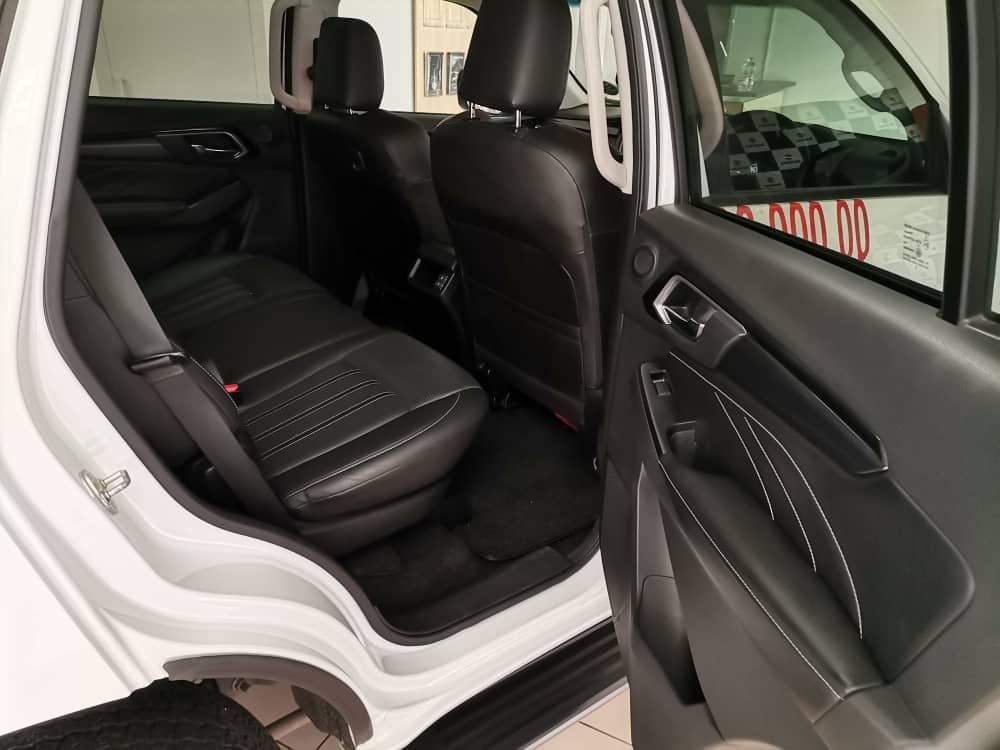 2023 Isuzu MU-X photo 8